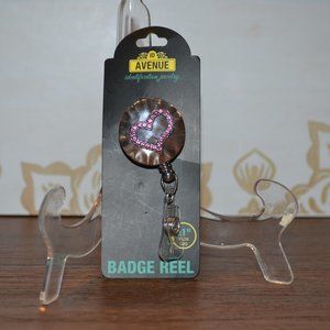 🍂 NWT Avenue Heart Badge Reel